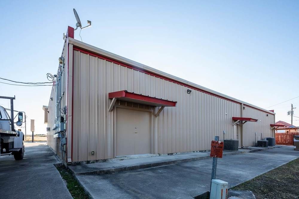 Retail Free Standing: 2104 N Bedell Ave, Del Rio, TX 78840